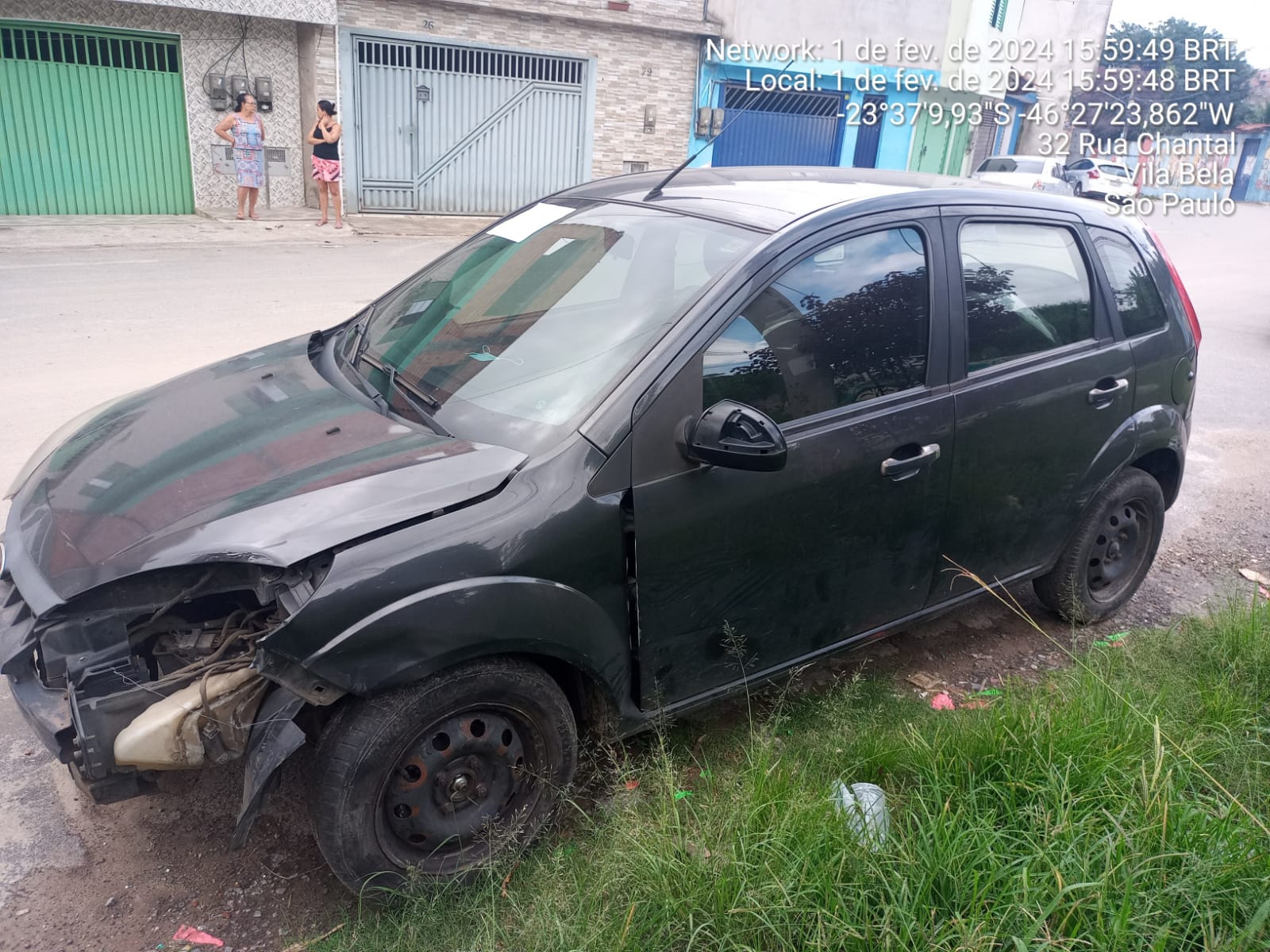 Carcaça de  veículo que teve parte dianteira retirada, abandonado em rua identificada como Chantal, Vila Bela